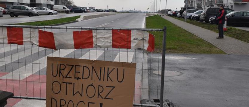 Mieszkańcy coraz bardziej zniecierpliwieni. Urzędniku, otwórz drogę!