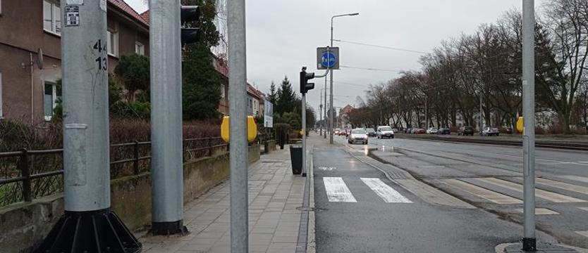 Oszpecona przestrzeń po modernizacji. Słupomania w oczy kole
