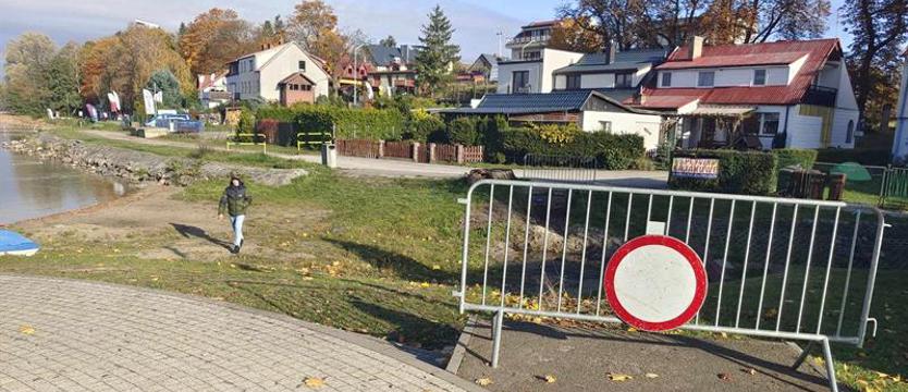 Koniec prac przy wieży, zaczynają robić deptak