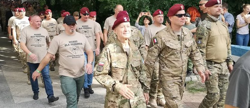 XII Festyn Komandosa. Odsłonięcie medali spadochroniarzy i defilada