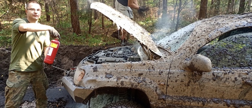 To nie były ćwiczenia. Żołnierze 12 Brygady ugasili w lesie płonące auto