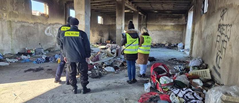Służby w Stargardzie odwiedzają bezdomnych. Oferują im pomoc