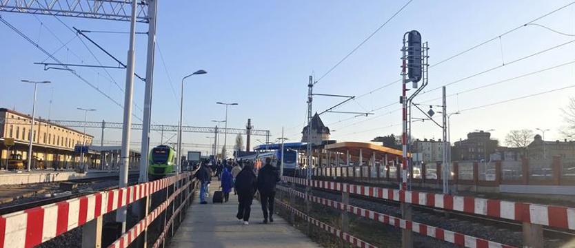 Zmiany na stacji kolejowej w Stargardzie. Dojście na peron trzeci schodami i windą