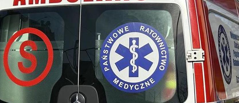 Groźny wypadek. Samochód wbił się w drzewo