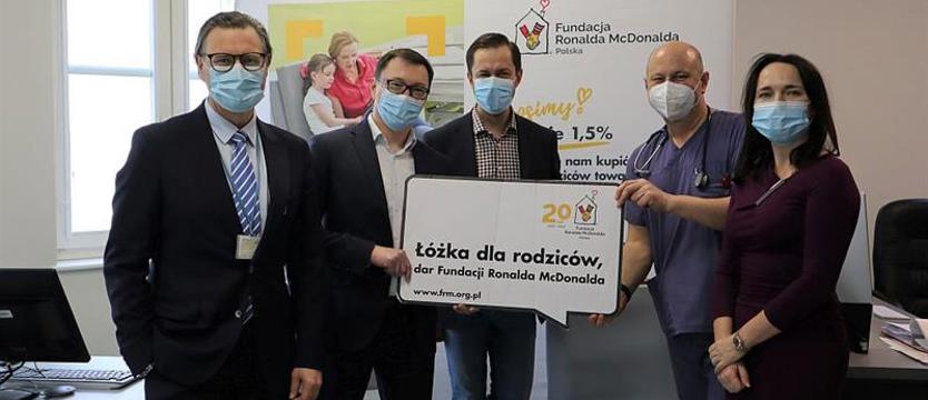 Żeby rodzic mógł być przy dziecku. Łóżka dla szpitala od Fundacji Ronalda McDonalda