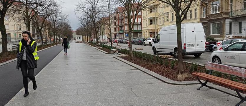 Gdzie śmieci niesie wiatr. Ławki bez śmietników w al. Jana Pawła II w Szczecinie