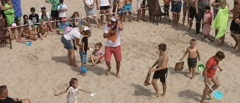 Poszukiwali skarbów na pobierowskiej plaży