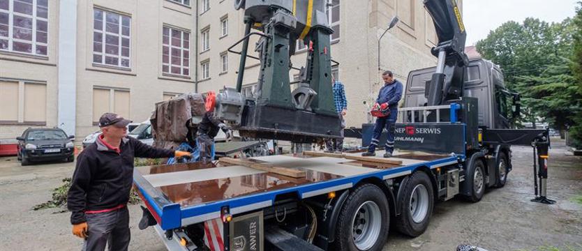 Siedmiotonowy eksponat przetransportowany do Morskiego Centrum Nauki