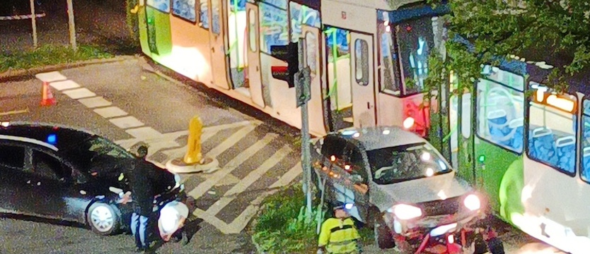 Uciekał przed policją, wbił się w tramwaj na pl. Grunwaldzkim