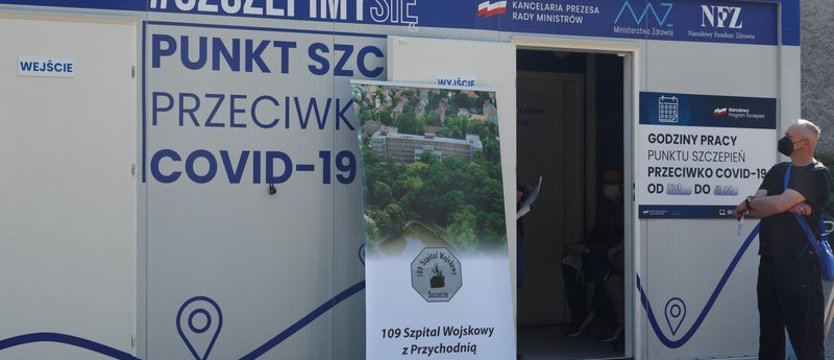 Policja przy punktach szczepień. Po atakach antyszczepionkowców