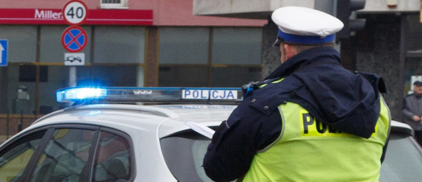 Ukradł buty, wpadł na maskę jaguara i uciekł. Policja poszukuje młodego mężczyzny