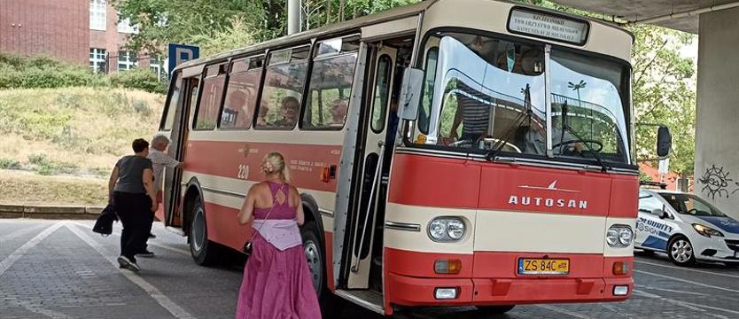 Nietypowo po Szczecinie. Autosan czeka na turystów