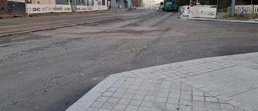 Na rogu Dworcowej i Rybackiej. Kwadratura krawężnika