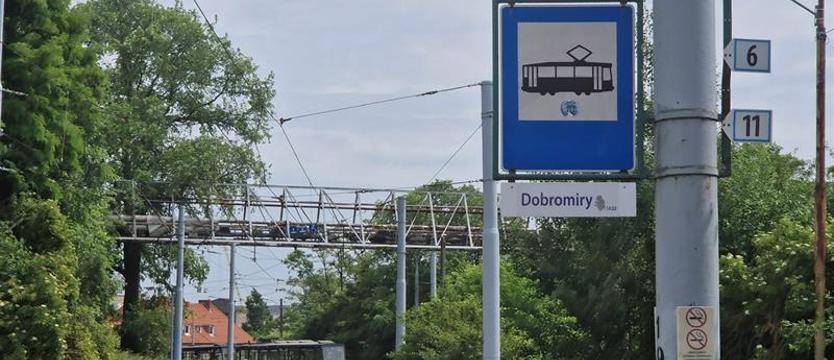 Zaatakował kobietę na przystanku. Policja szuka sprawcy