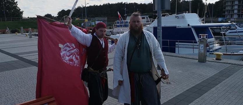 Rycerze w Trzebiatowie, piraci w Mrzeżynie