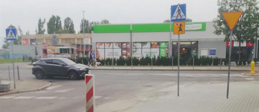 Czy znak drogowy musi stać na środku?