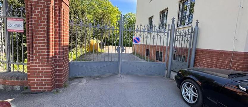 (Nie)oczekiwane zmiany przy bramie głównej Cmentarza Centralnego