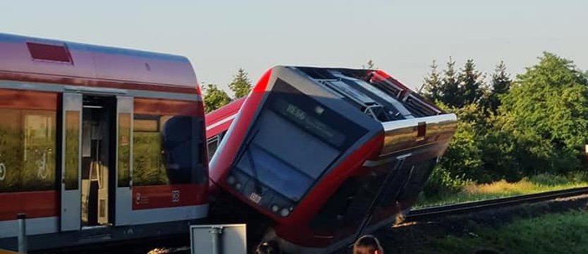 Pociąg wykoleił się po zderzeniu z ciężarówką pod Kołbaskowem
