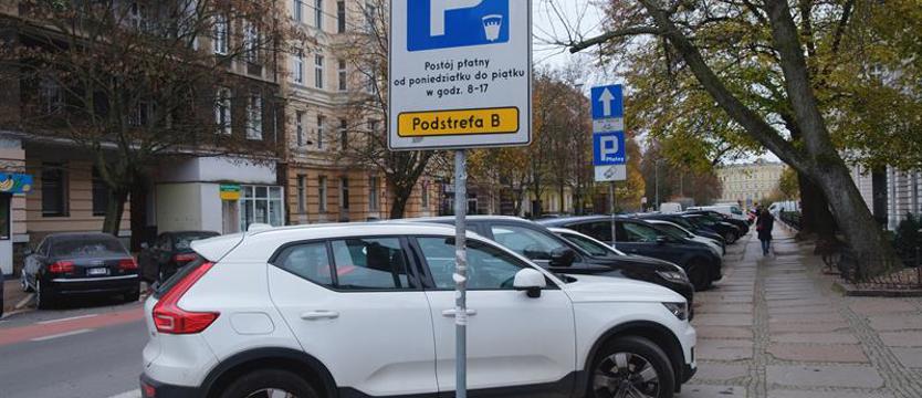 Okleją parkometry. Informacja jest, kierowcy nie wiedzą