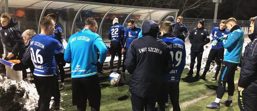 Piłka nożna. Świt na piątkę