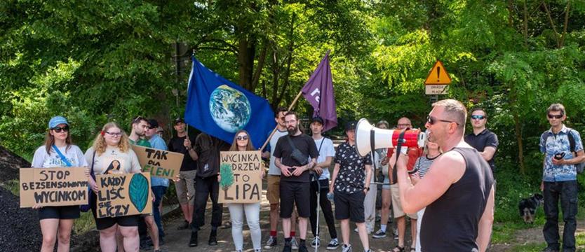 Protest na Smoczej. „Stop wycince – każdy liść się liczy” – mieszkańcy bronią 120-letnich lip