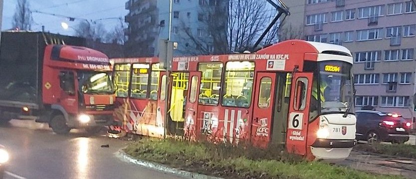 Zderzenie tramwaju z ciężarówką niedaleko stoczni