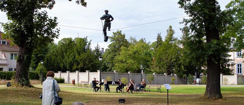 Balansujący Chaplin nową atrakcją Willi Lentza
