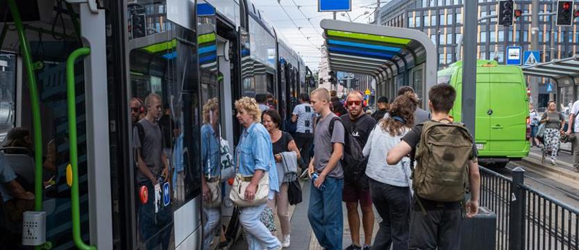 Cięcia nie pomogły. Katastrofa na przystankach