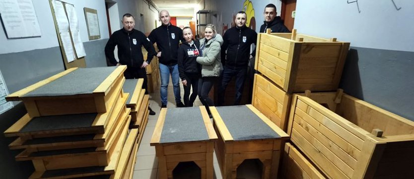 Budy dla psów z kołobrzeskiego schroniska od kibiców Kotwicy