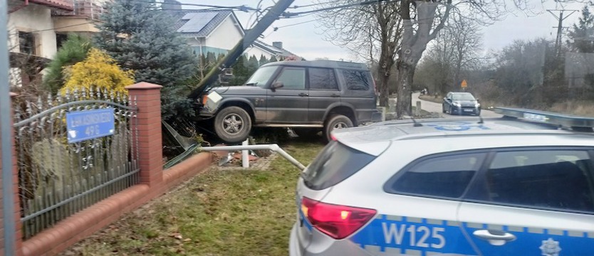 Po kolizji staranował słup i ogrodzenie przy ul. Łukasińskiego