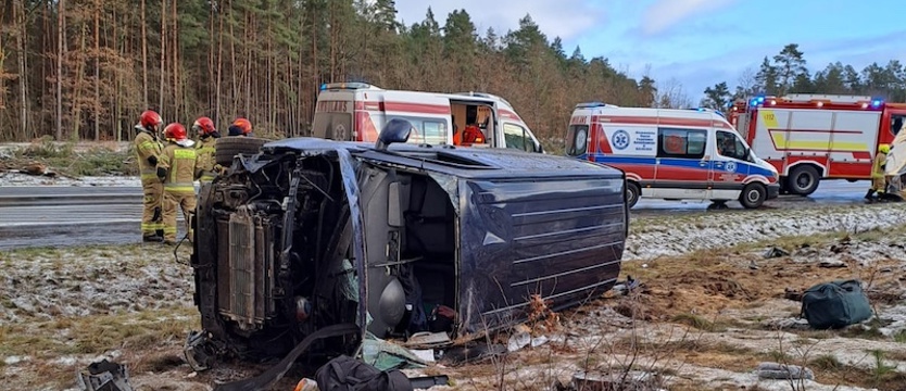 Bus wjechał do rowu na dw 142; siedem osób przetransportowanych do szpitala