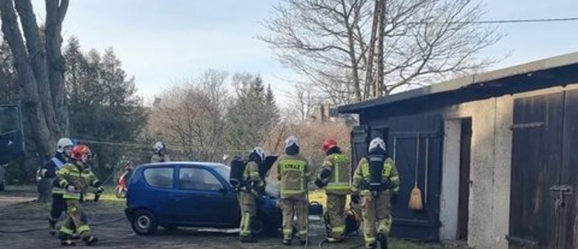Pożar w garażu w Trzebiatowie. W środku samochód i butla z gazem