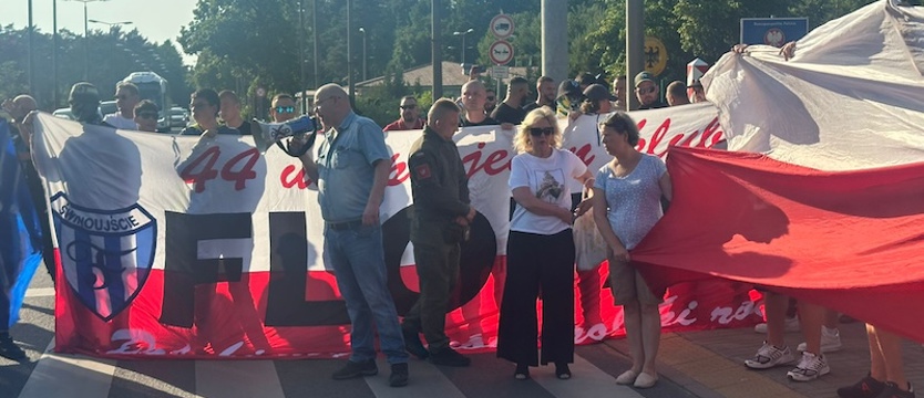 Spontanicznie bronią polskiej granicy. Policja użyła gazu łzawiącego