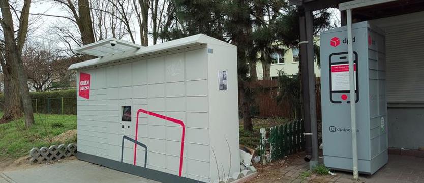Na zapleczu paczkomatów