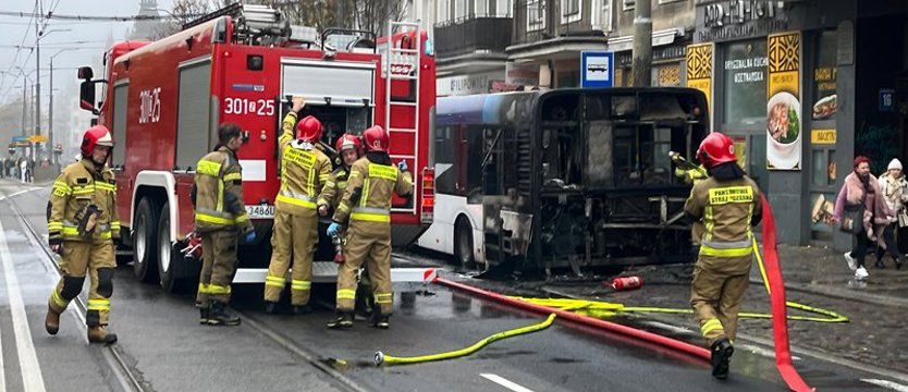 Pożar autobusu komunikacji miejskiej  na ul. Krzywoustego