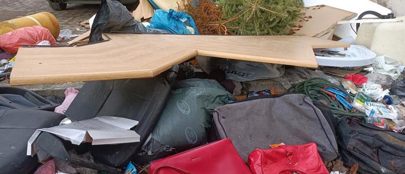 Bałagan obok śmietnika. Przykry widok na Jana Kazimierza