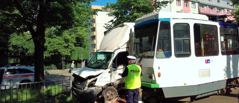 Zderzenie samochodu dostawczego z tramwajem w al. 3 Maja