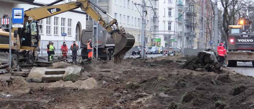 Manewry torowe z blokadami. Braki w oznakowaniu i dezorientacja