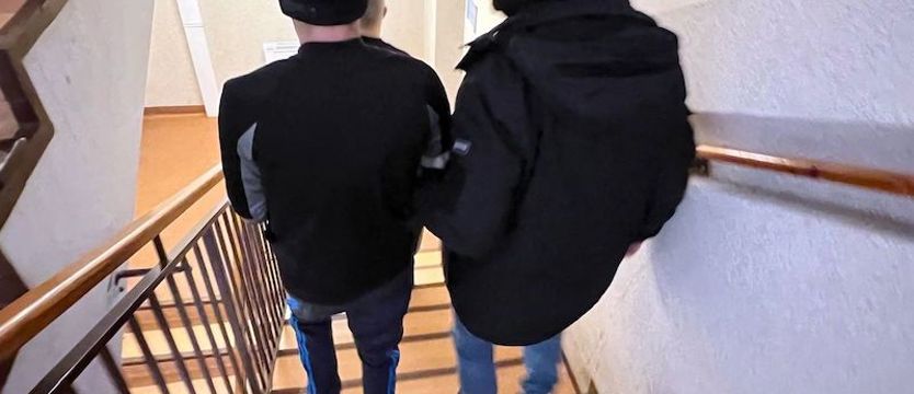Napadł i obrabował kobietę w jej mieszkaniu. Policjanci zatrzymali sprawcę