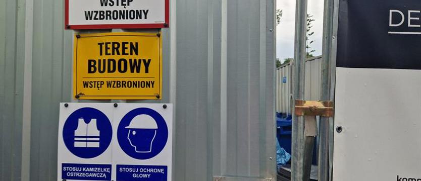 Płot rozebrano, wciąż nie ma jak przejść. Trudna sytuacja lokatorów trwa
