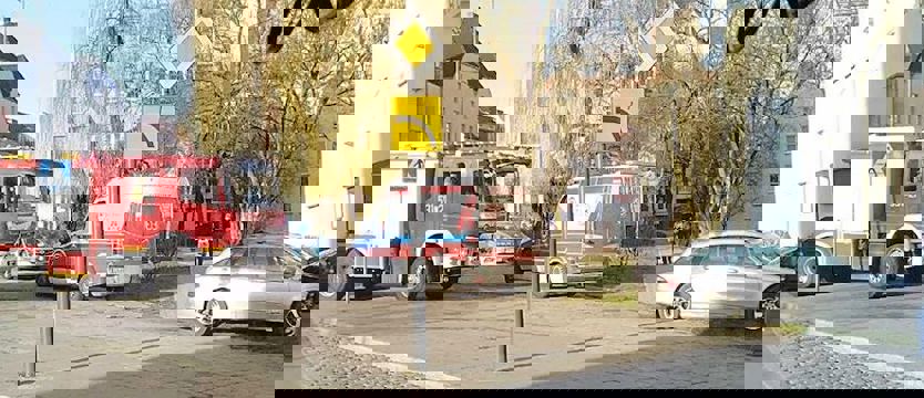 Auto uderzyło w blok mieszkalny w Stargardzie