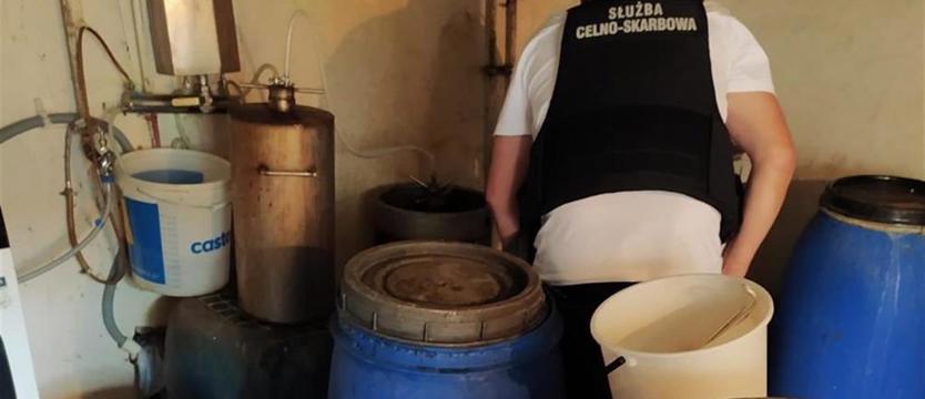 Nielegalna bimbrownia w Koszalinie zamknięta. Piwniczny producent odpowie przed sądem