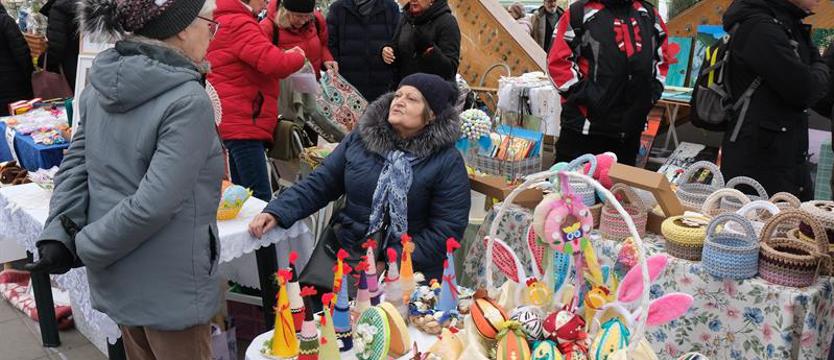 Przedświąteczny handel w plenerze na Pogodnie