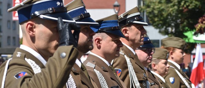 Święto Wojska Polskiego w Stargardzie. Kwiaty pod pomnikiem, apel na rynku