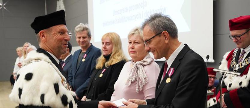 Odznaczenia, medale, promocje doktorskie