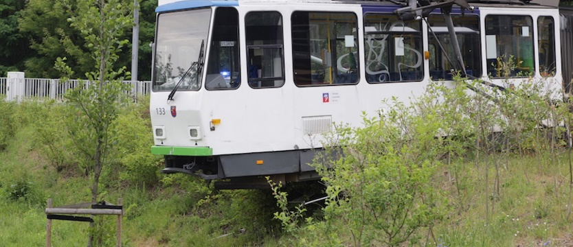 Tramwaj wypadł z szyn w Lasku Arkońskim. Są ranni