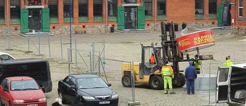 Plac Gryfitów bez „Paprykarza szczecińskiego”. Wróci wiosną? [SONDA]