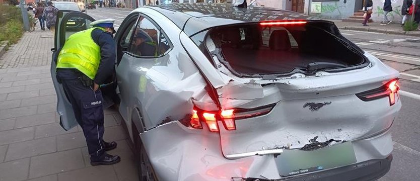 Zderzenie tramwaju z czterema samochodami osobowymi na ul. Parkowej