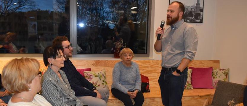 Z dziennikarza na pisarza kryminałów. Wojciech Chmielarz odwiedził Stargard