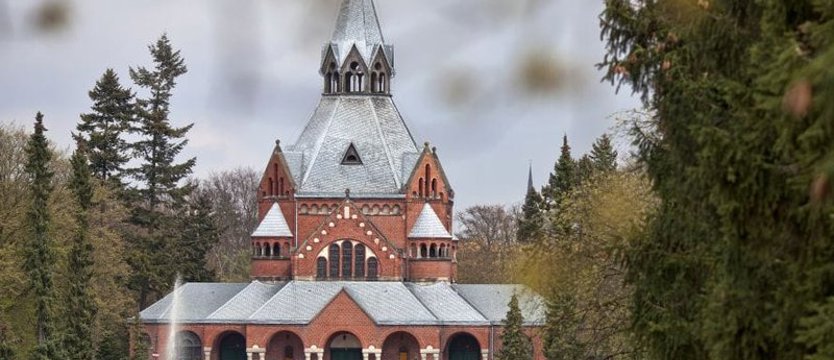 Dwie firmy chcą wyremontować dach kaplicy głównej na Cmentarzu Centralnym